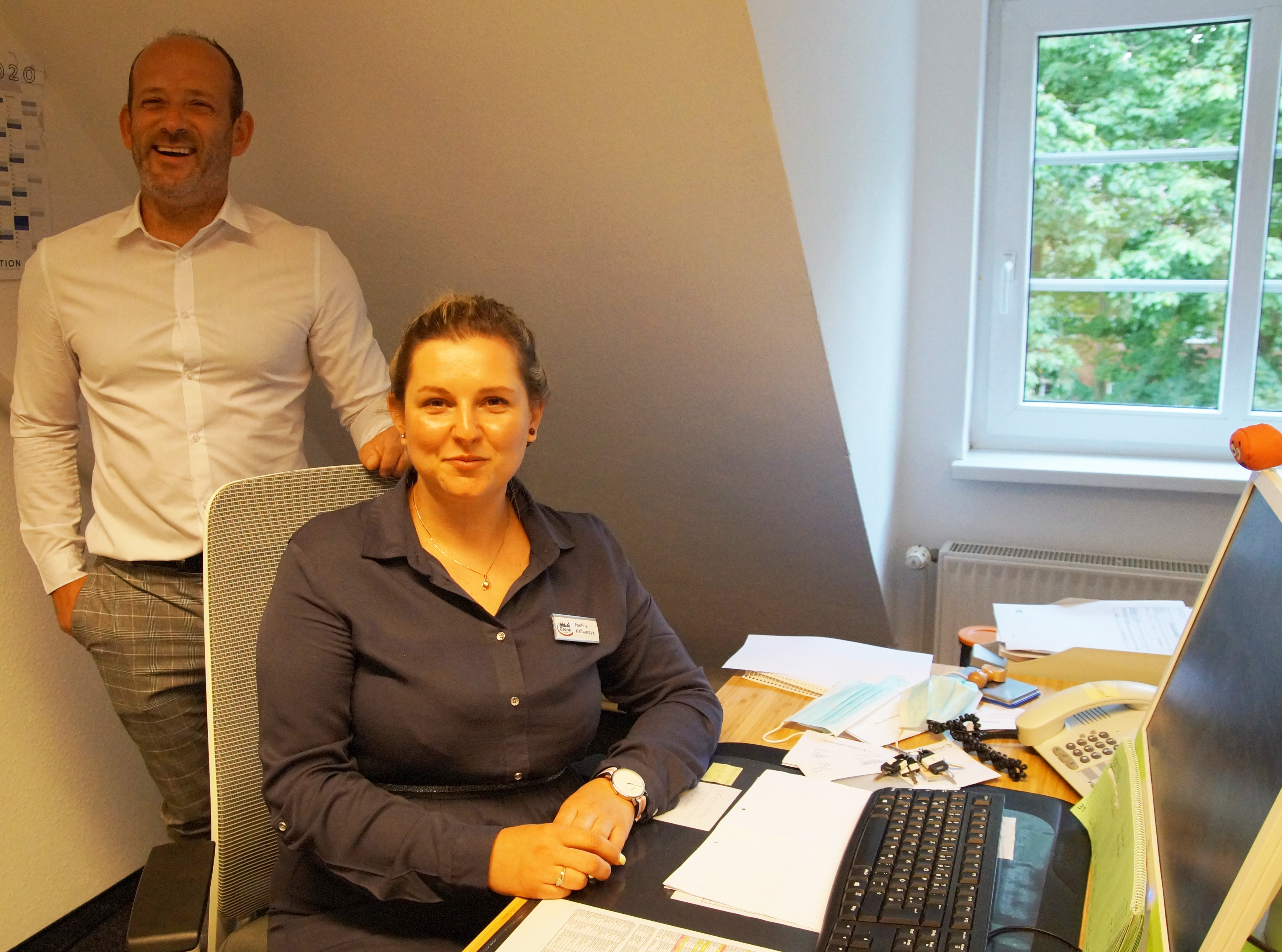 Paulina Kalbarczyk mit Niederlassungsleiter Silvio Grünberg am Arbeitsplatz
